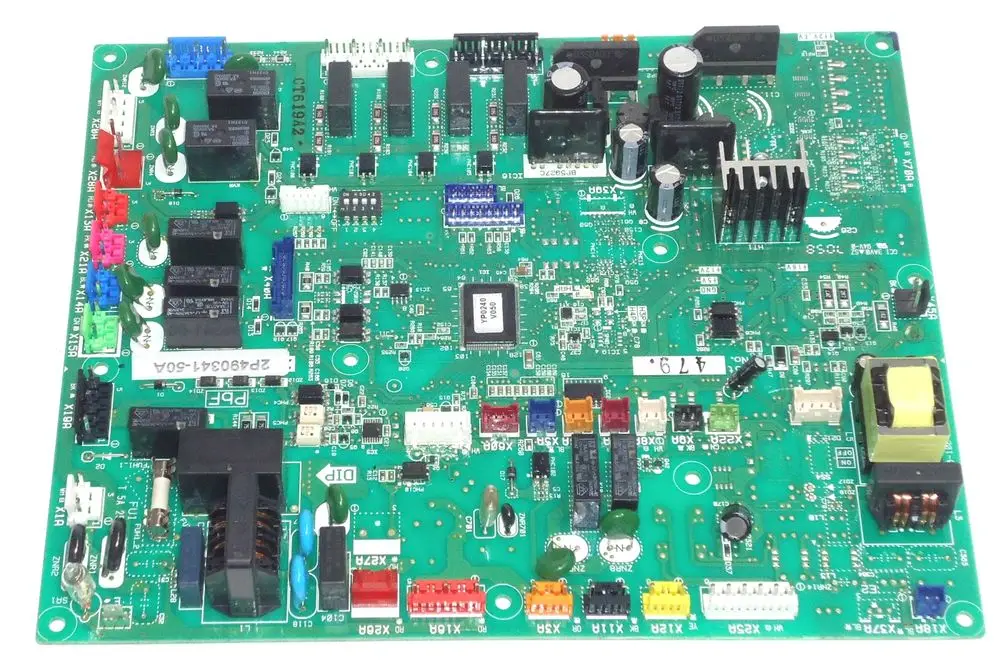 Grüne Hauptplatine von Daikin mit verschiedenen elektronischen Bauteilen, Anschlüssen und Kühlkörpern. Nutzung in Heizsystemen wie Altherma M ECH2O.